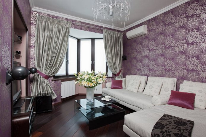 Vorhänge im Inneren des Wohnzimmers mit lila Tapeten