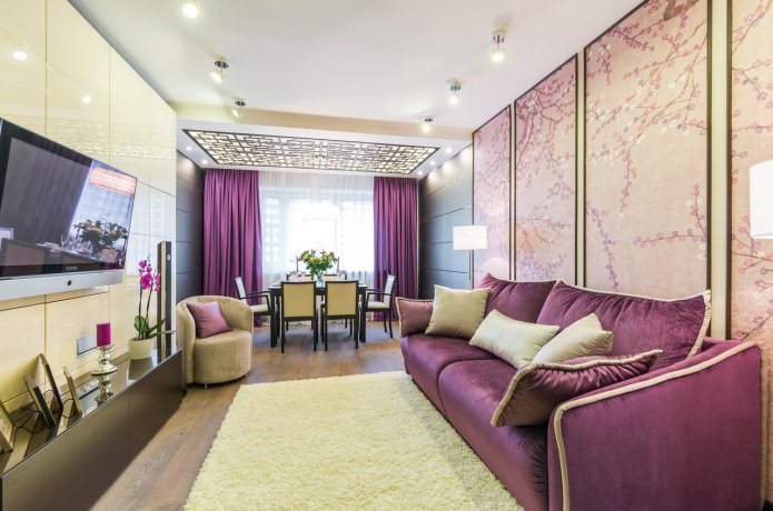 lila panelek és egy kanapé a belső térben