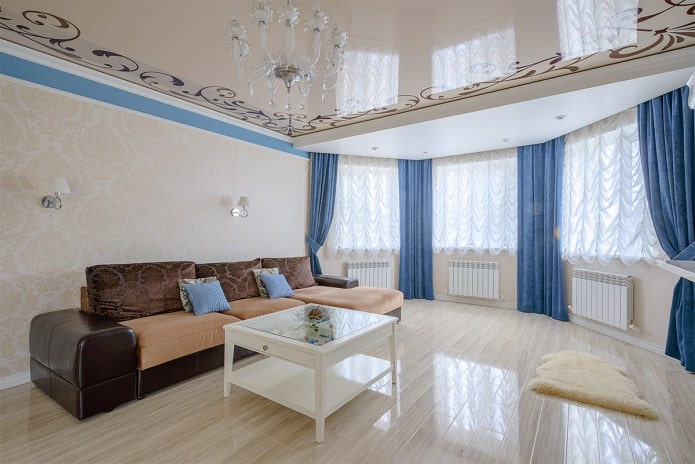 Világos háttérkép a nappaliban klasszikus stílusban