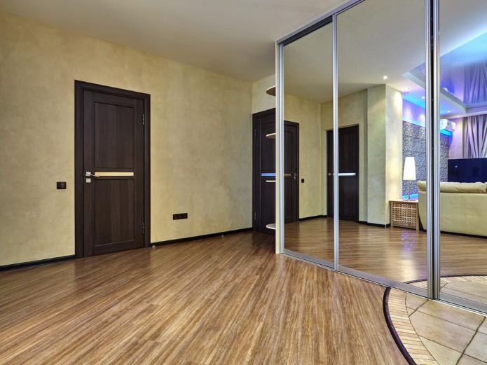 laminate in the interior of the hallway