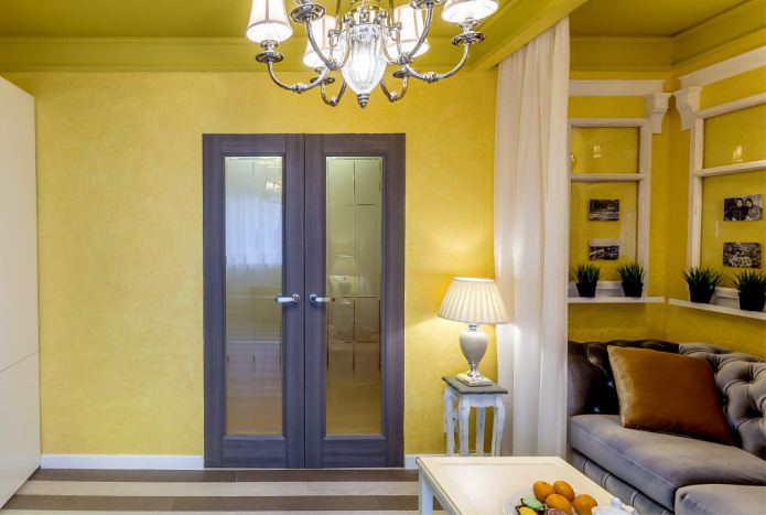 sárga falak kombinációja sötétbarna ajtóval, üvegbetétekkel