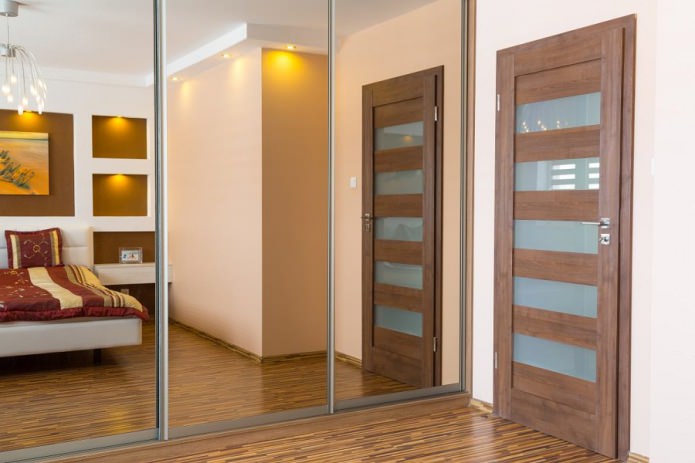 дрвена унутрашња врата са стакленим уметцима у унутрашњости спаваће собе