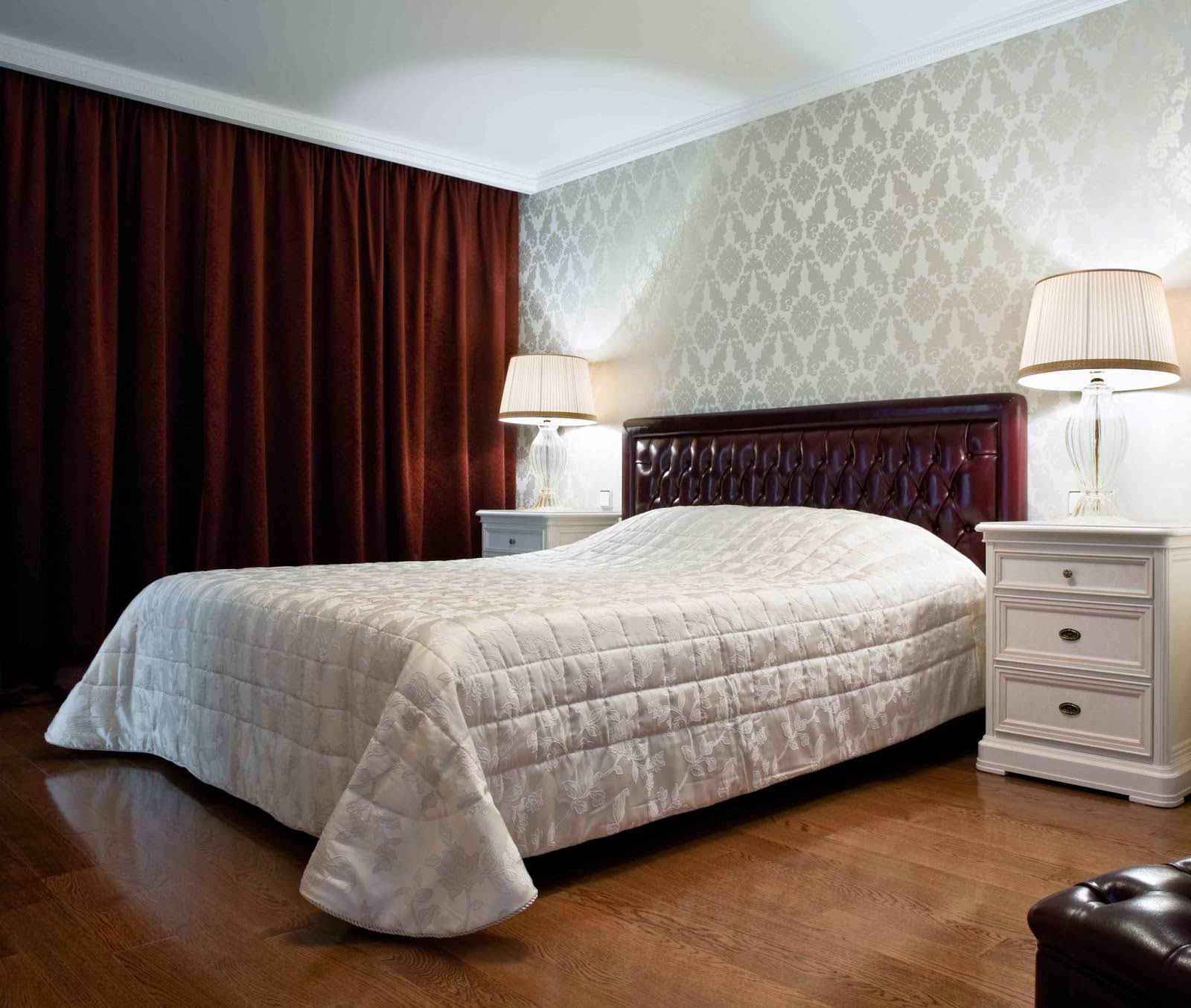 Burgunderfarbene Vorhänge im Schlafzimmerdesign mit grauer Tapete