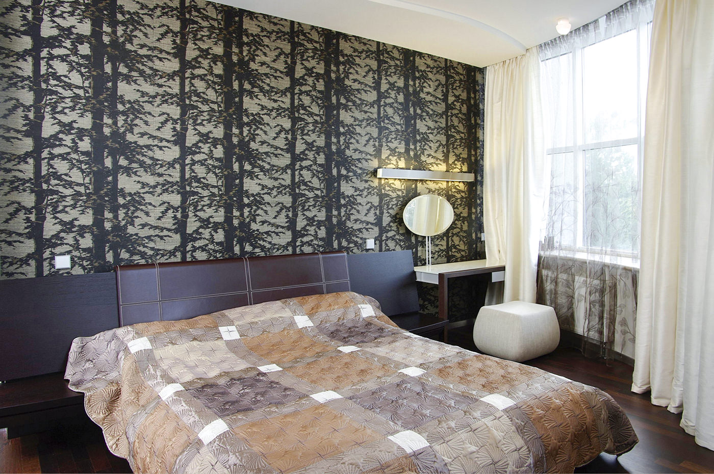 Vorhänge im Schlafzimmerdesign mit grauer Tapete