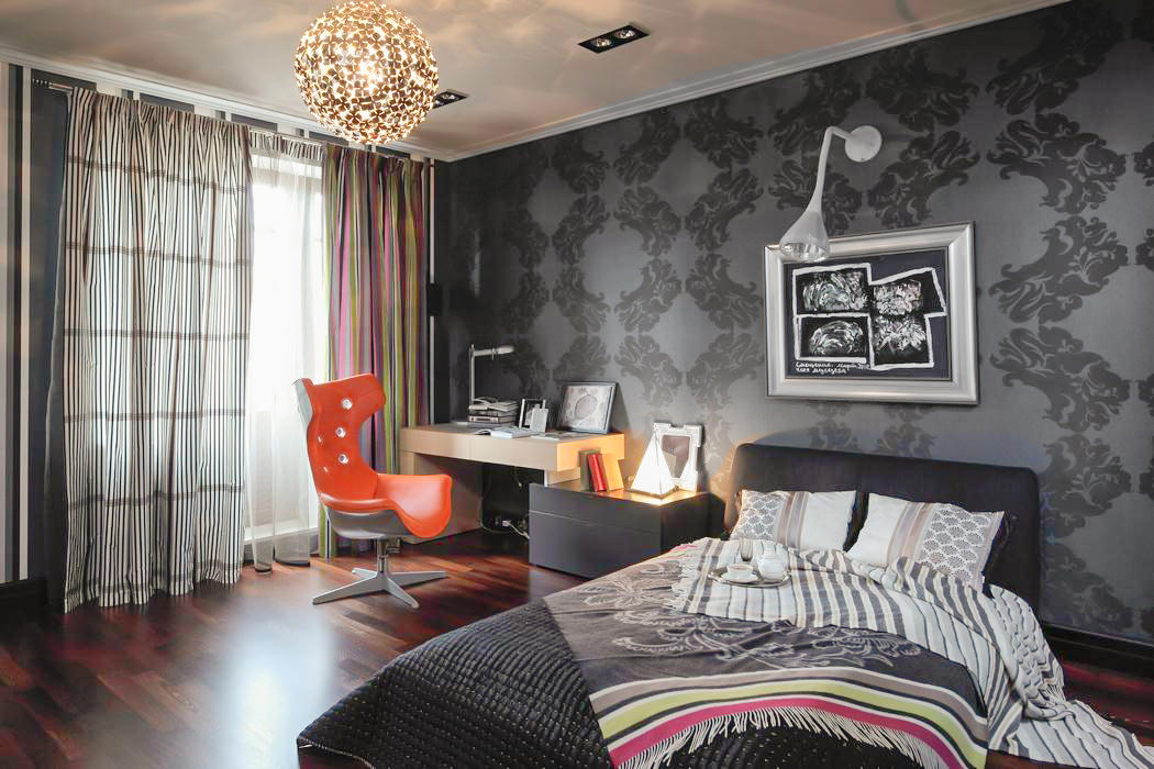 Vorhänge im Schlafzimmerdesign mit grauer Tapete