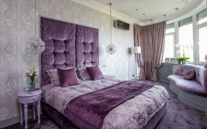 Graue Tapete im Inneren des Schlafzimmers mit lila Möbeln und Vorhängen