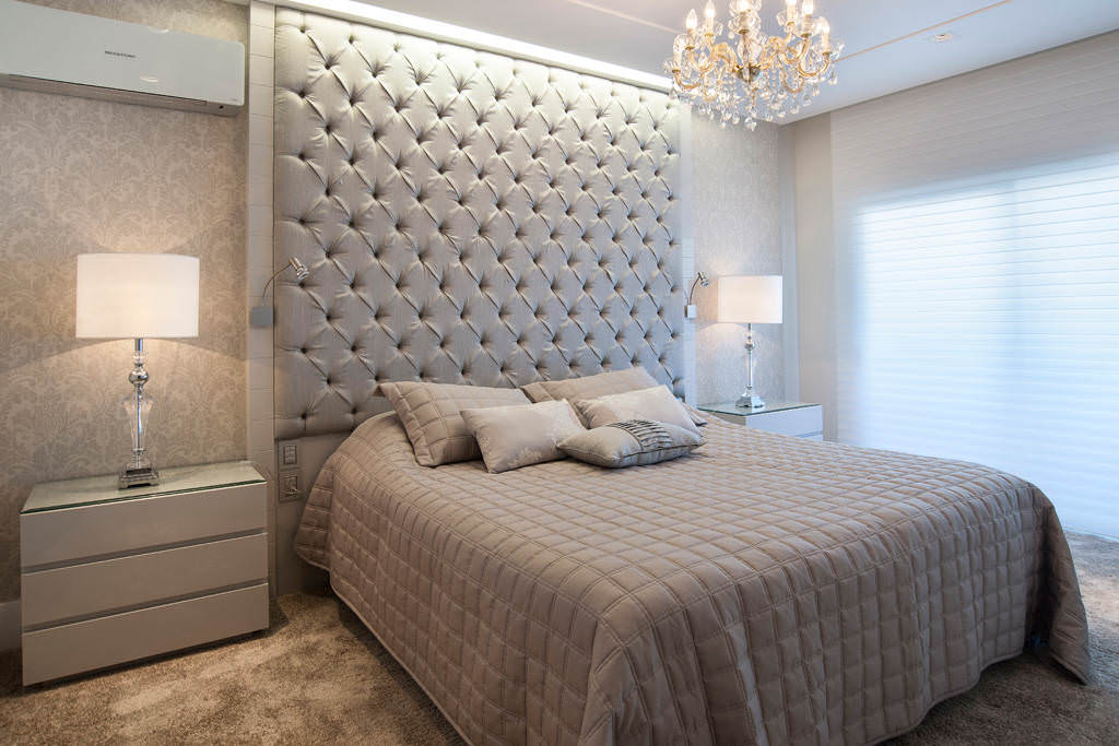 Schlafzimmerdesign mit grauer Tapete
