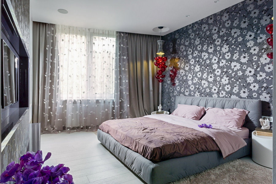 дизајн спаваће собе са сивим цветним тапетама