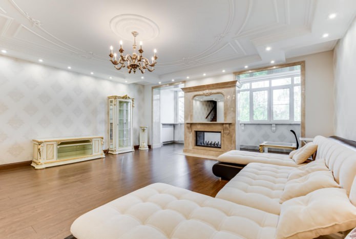 Wohnzimmer im klassischen Stil mit weißer Tapete