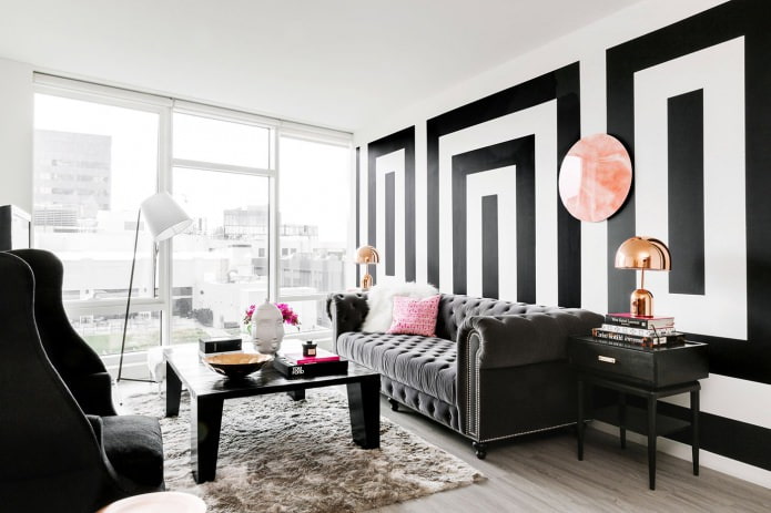 Black and white wallpaper in the living room