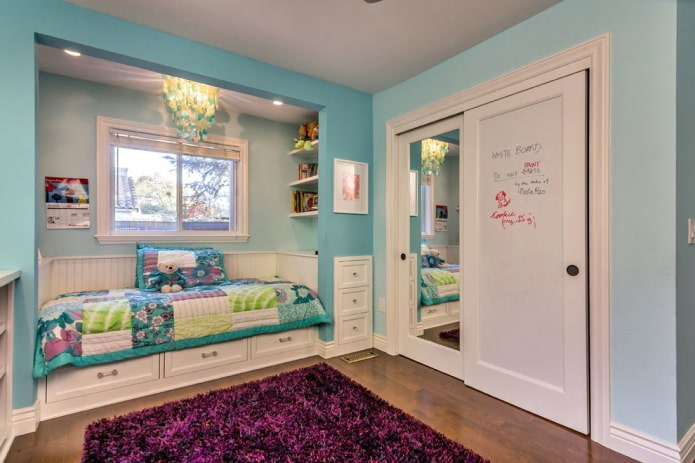 children's room with a mirrored wardrobe