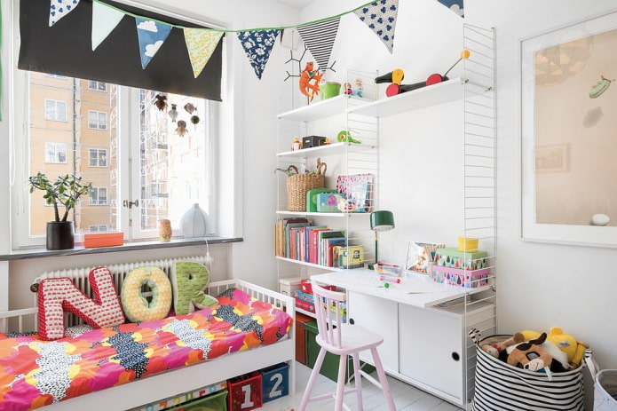 Skandinavischer Stil in einem kleinen Zimmer für ein Kind