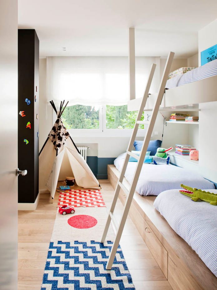 Zimmer im skandinavischen Stil für drei Kinder