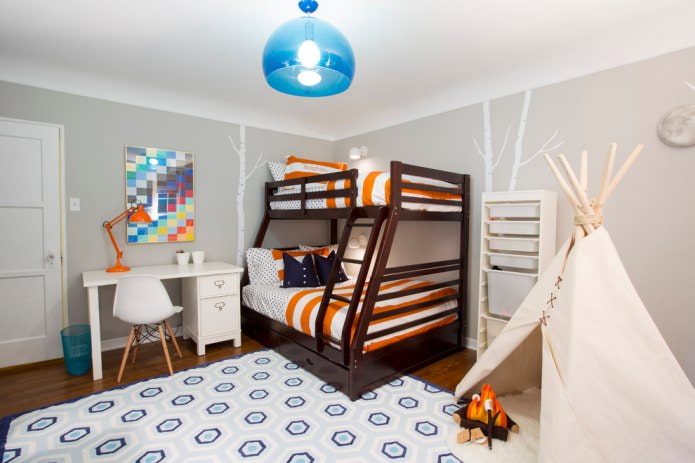 kis szoba két gyermek számára emeletes ággyal
