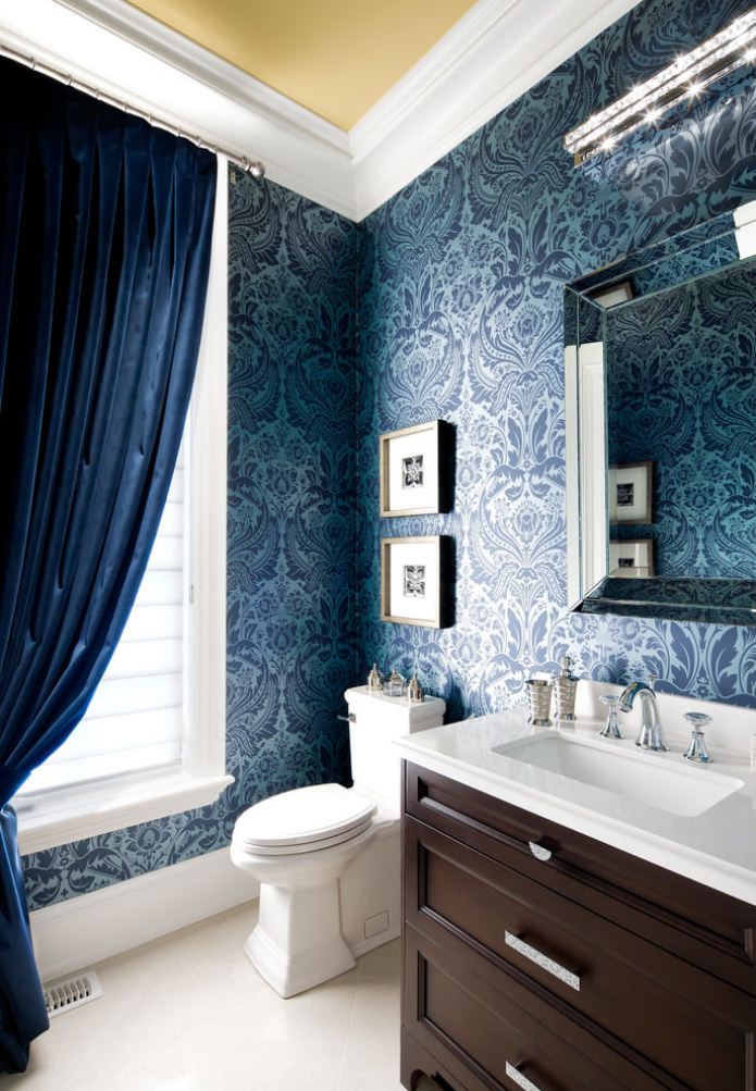 blue wallpaper in the bathroom
