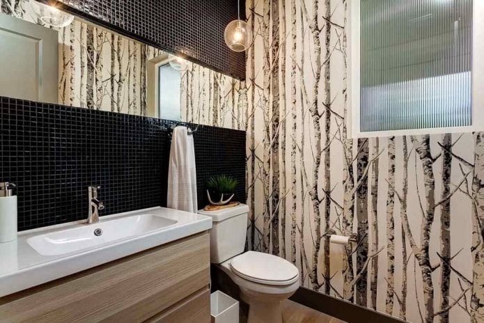 Зидни имитација имитира стабла дрвећа у купатилу
