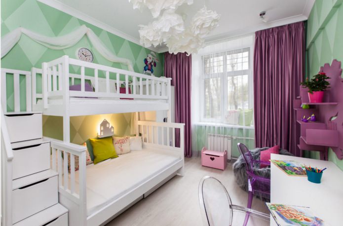 klassische lila Vorhänge im Kinderzimmer für ein Mädchen