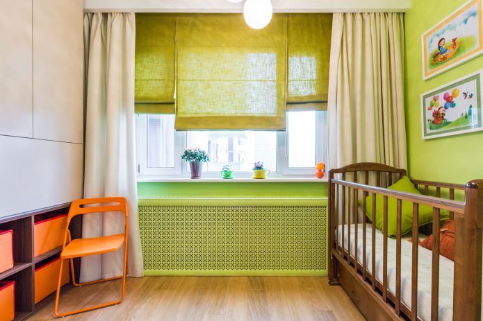 egyenes és római függönyök a szobában egy újszülött számára