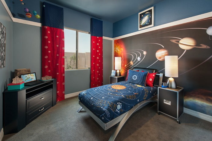 hosszú kék és piros függönyök a fiú szobájában