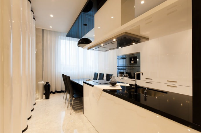 Lichtvorhänge im Inneren einer weißen Küche