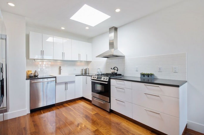 weiße Küche mit glänzender Fassade