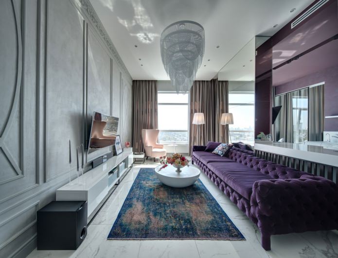 nappali belső lila kanapéval és gyönyörű csillárral
