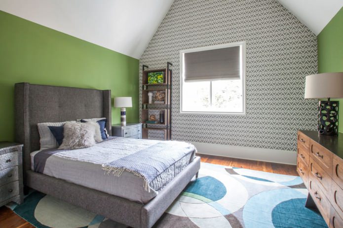 weiß-graue Tapete und grüne Wände im Schlafzimmer