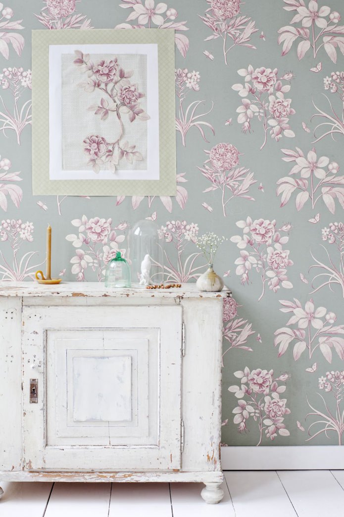 Gray-pink wallpaper with flowers