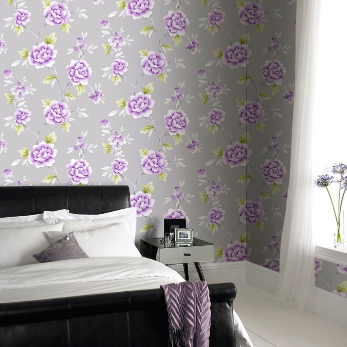 Gray-purple na wallpaper sa kwarto