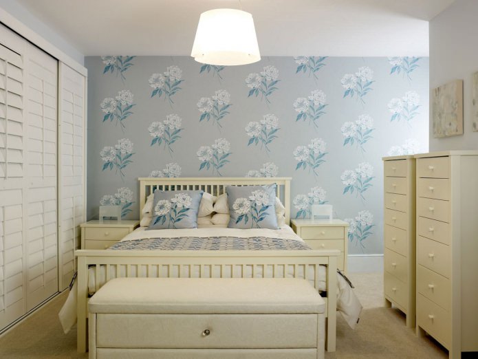 Gray-turquoise floral wallpaper in the bedroom