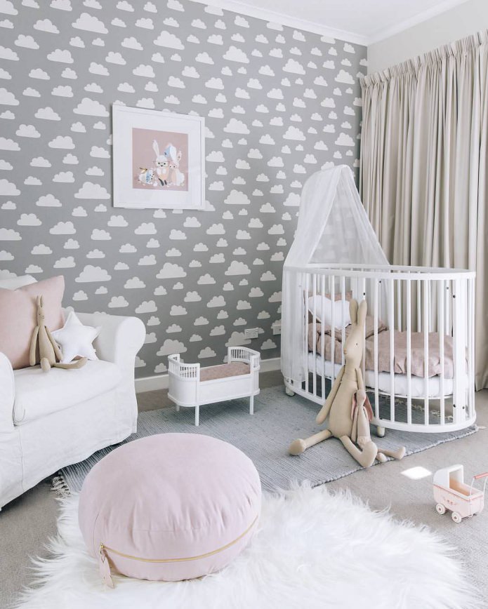 Gray wallpaper na may mga ulap sa nursery