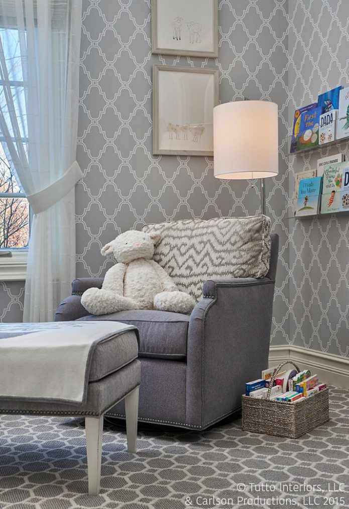 Gray wallpaper with a pattern in the nursery