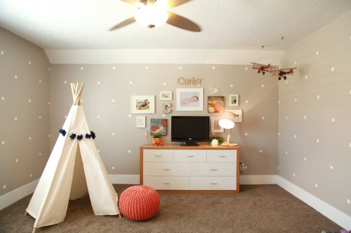 beige wallpaper with polka dots in the nursery