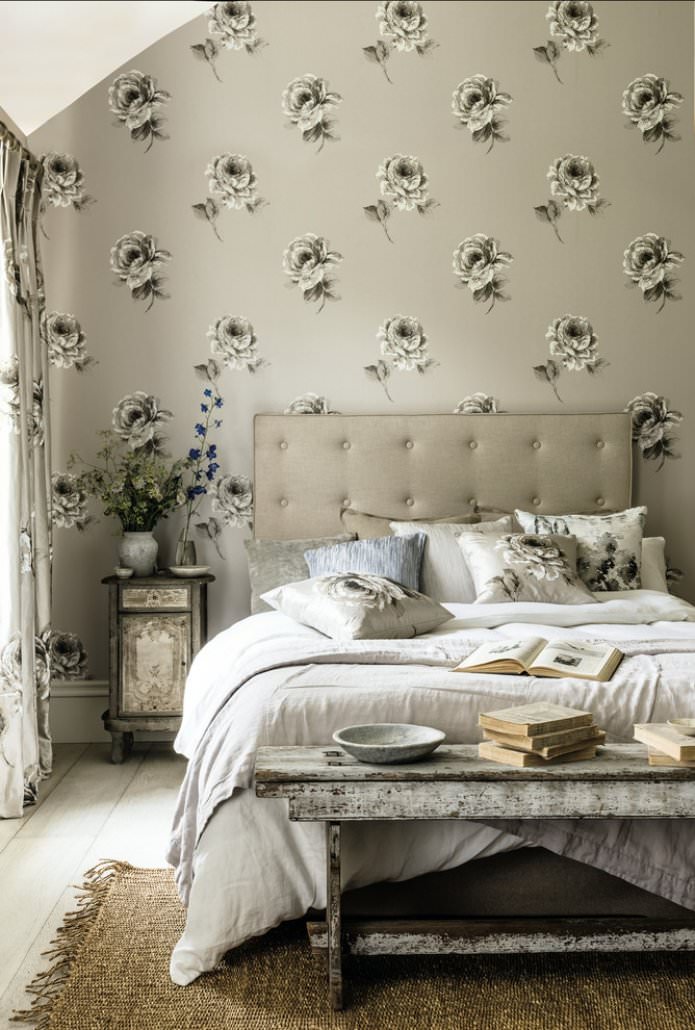 beige wallpaper with flowers in the bedroom