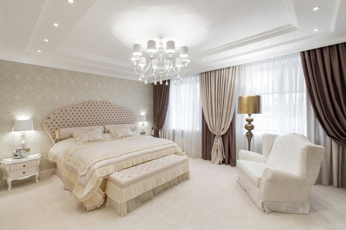 braune und beige Vorhänge mit beiger Tapete im Inneren des Schlafzimmers