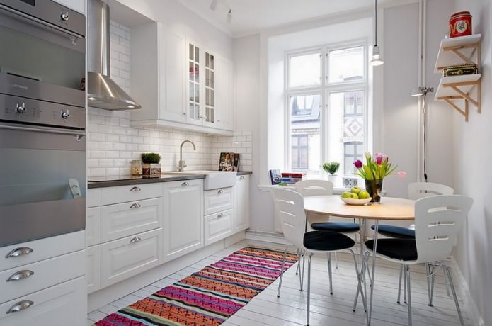 Weiße Küche im skandinavischen Stil