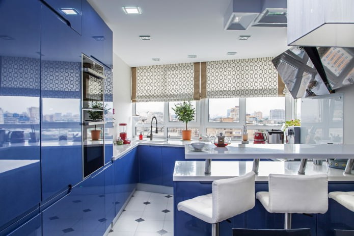 rövid római redőnyök a konyhában kék szettel
