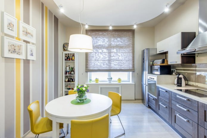 a konyha-étkező belső tere szürke, sárga akcentussal a falon csíkok formájában