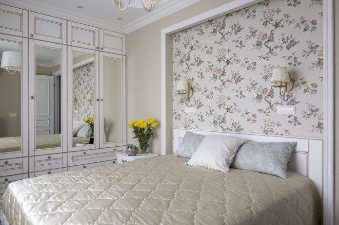 Schlafzimmer mit einer Nische in der Wand, dekoriert mit Tapeten