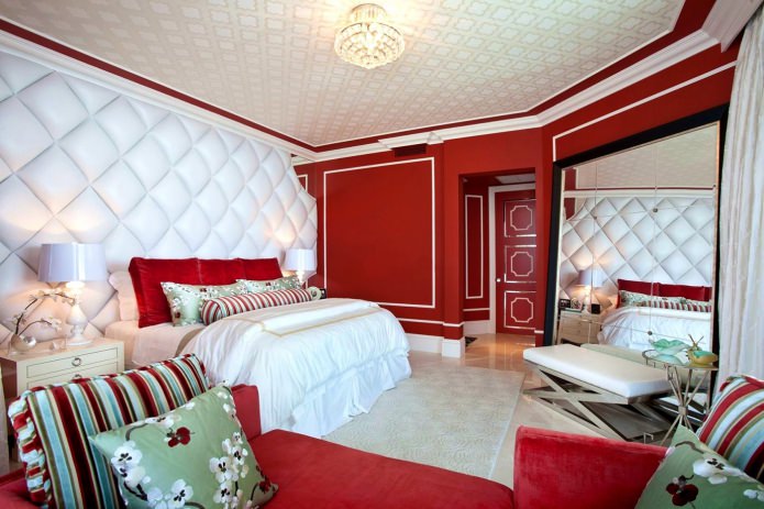 бели 3Д панели са црвеним зидовима у спаваћој соби