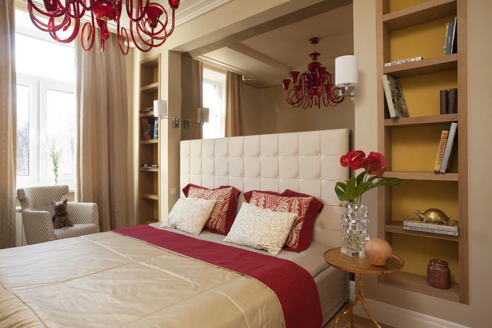 Schlafzimmer mit Wandnischen und Spiegelglanz