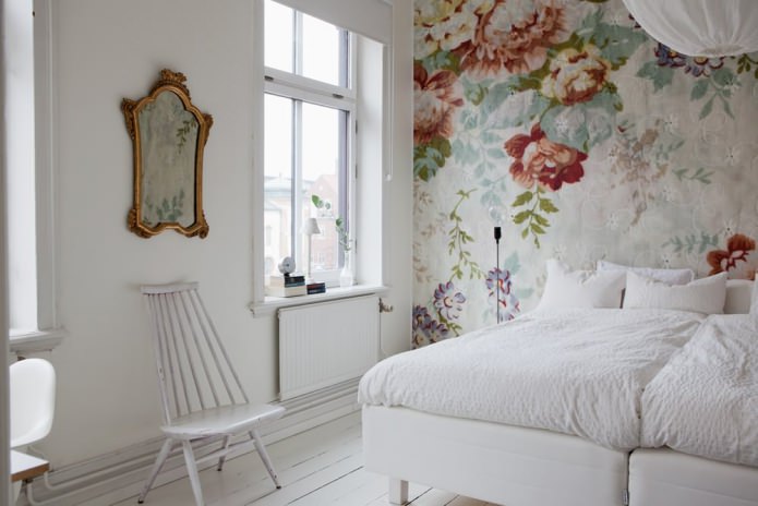 A hálószoba falainak festése (virágok)