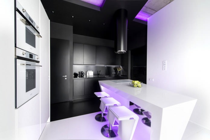 schwarzes Küchenset in moderner Küche