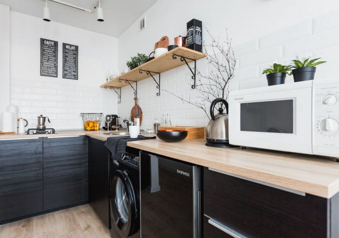 Schwarzes Set in der Küche im skandinavischen Stil
