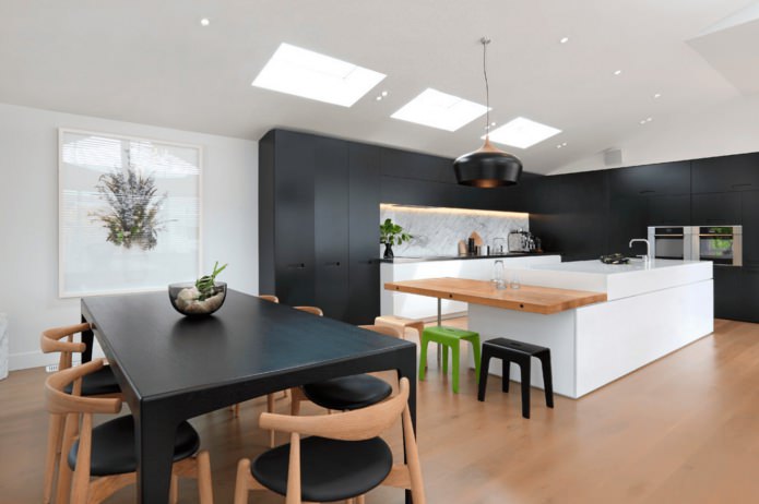 modernes schwarzes Set im Innenraum der Küche