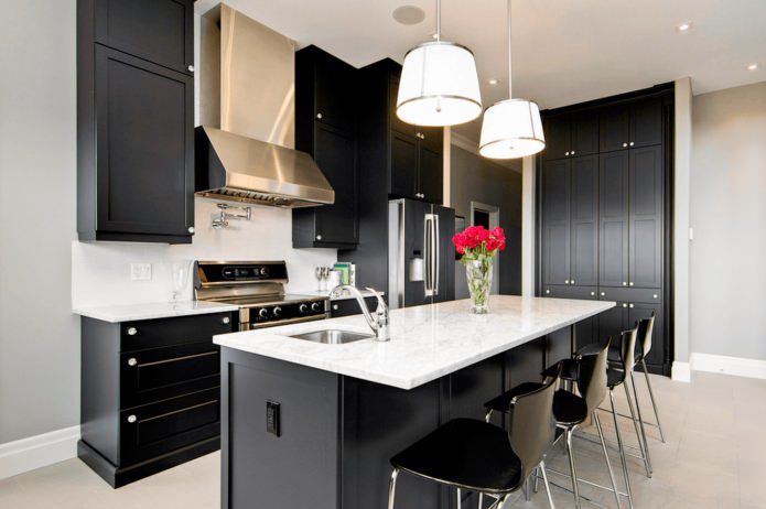 ห้องครัวพร้อมชุดสีดำและวอลเปเปอร์ธรรมดาสีเทา