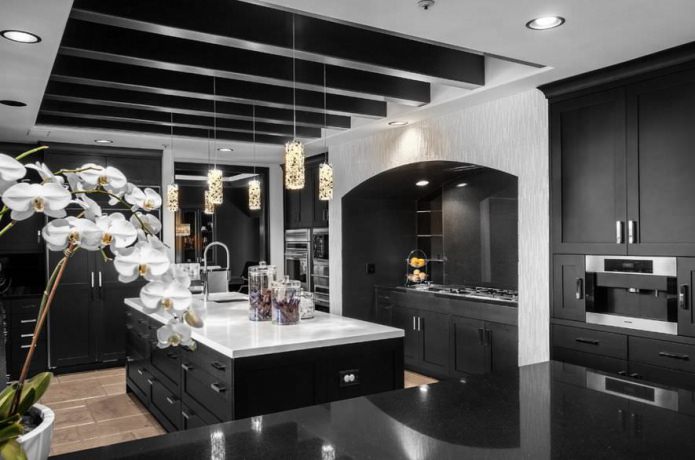 сиве тапете у кухињи са црним слушалицама
