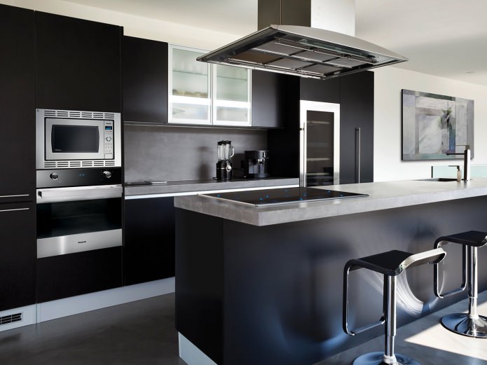 การออกแบบห้องครัวที่ทันสมัยพร้อมชุดหูฟังสีดำ