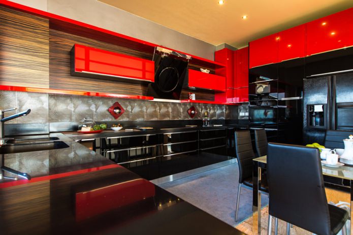 Fekete és piros készlet a konyha belsejében, modern stílusban