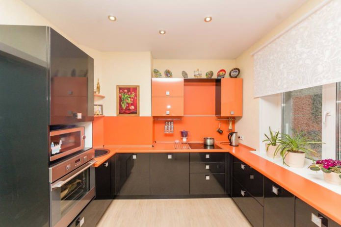 Црна и наранџаста гарнитура у кухињи